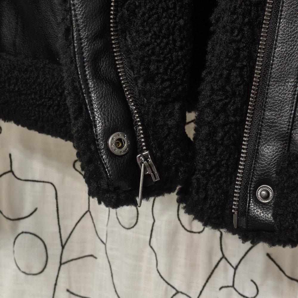 ✨LEVIS JACKET✨ - Picture 2 of 5